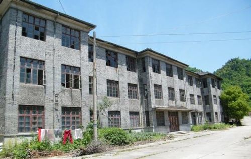 大別山中這家兵工廠,生產船艦柴油機,產品放山洞,今人去樓空