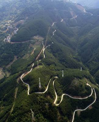 筑就群眾致富路,隆林縣4年建村級道路2433公里