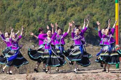 廣西隆林舉辦苗族&ldquo;跳坡節(jié)&rdquo;,數萬名群眾盛裝打扮歡度節(jié)日