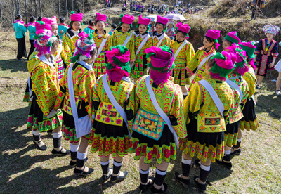 身著民族盛裝的苗族姑娘。黃福寧攝